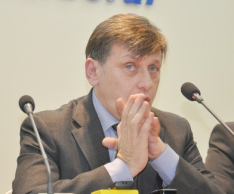 Antonescu, ziariştilor: Ştiaţi din vara anului trecut că a fost cvorum la referendum